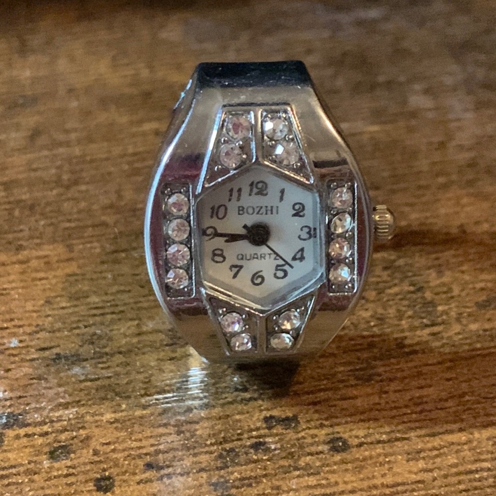 Bozhi Silver Quartz Crystal Finger Ring Watch